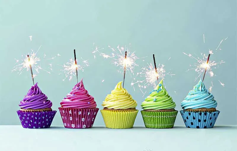 Cinque cupcake colorati con le stelline accese