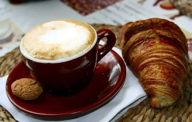 Cappuccino e cornetto, un esempio per un Happy Hour di colazione