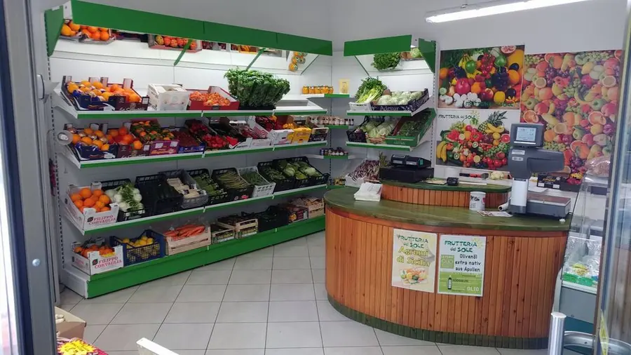 Il negozio Frutteria del Sole a Cagliari