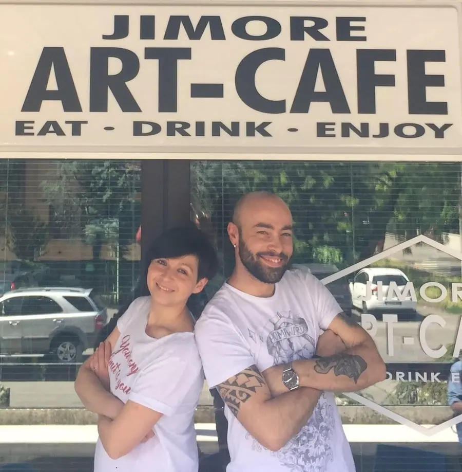 I gestori del Jimore Art Cafè davanti al locale
