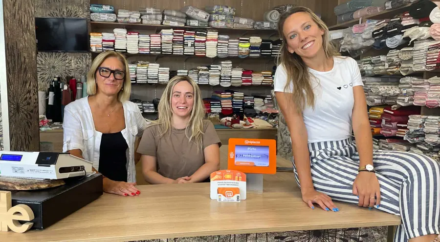 Il team di Pielle al bancone con il Chiosco Unipiazza