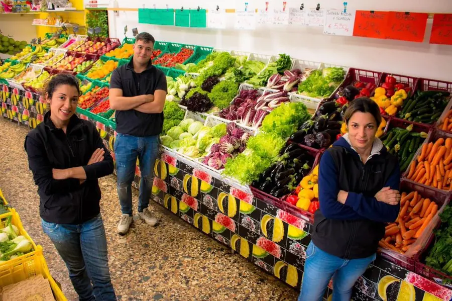 Valentina, Elena e Matteo nel negozio Sapori Di Quaggio.