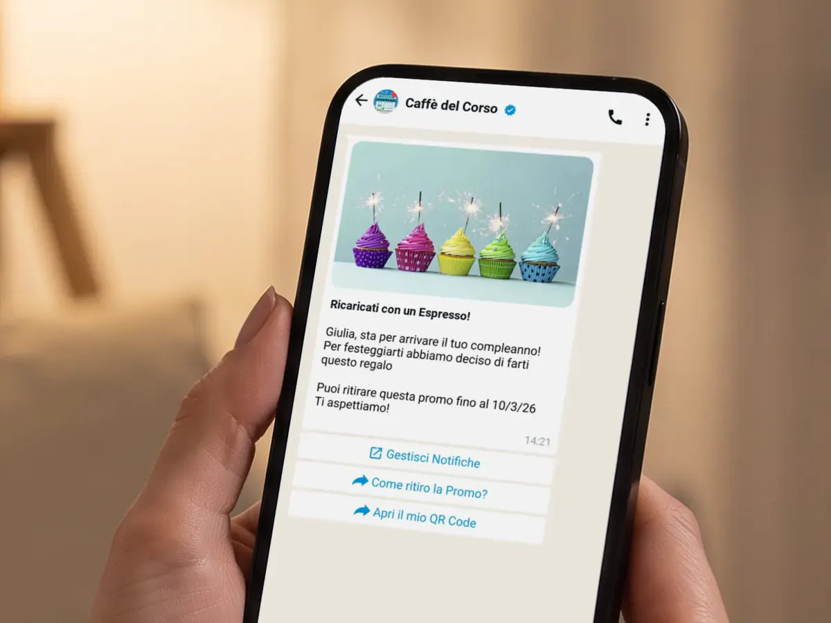 A casa, una cliente legge sul telefono il messaggio WhatsApp di compleanno del suo bar, con un espresso in regalo