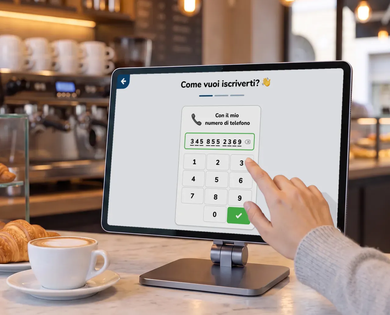 Fotografia illustrativa generata: al bancone del bar una cliente digita il numero sul Chiosco, con la schermata vera di iscrizione