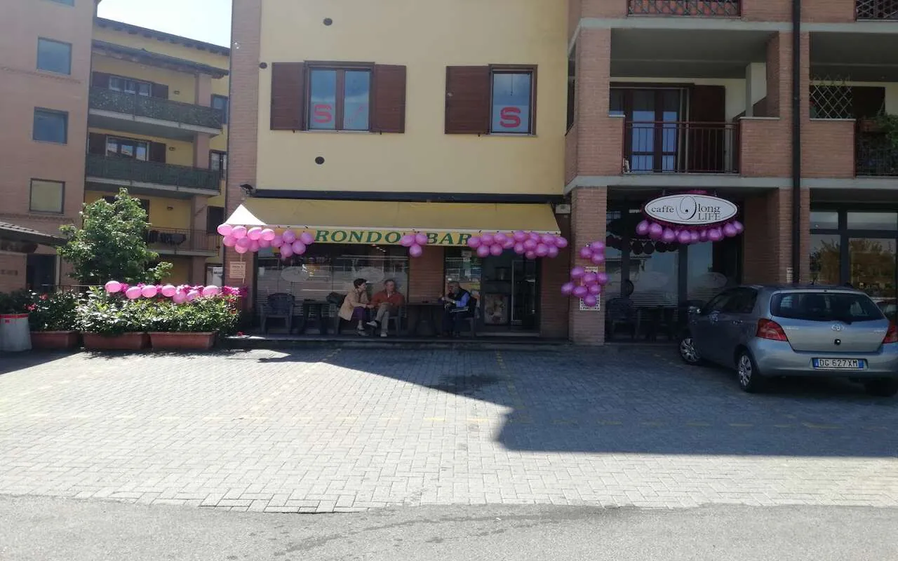 La facciata autentica del Rondò Bar, con l’insegna del locale di Stefania Delbo