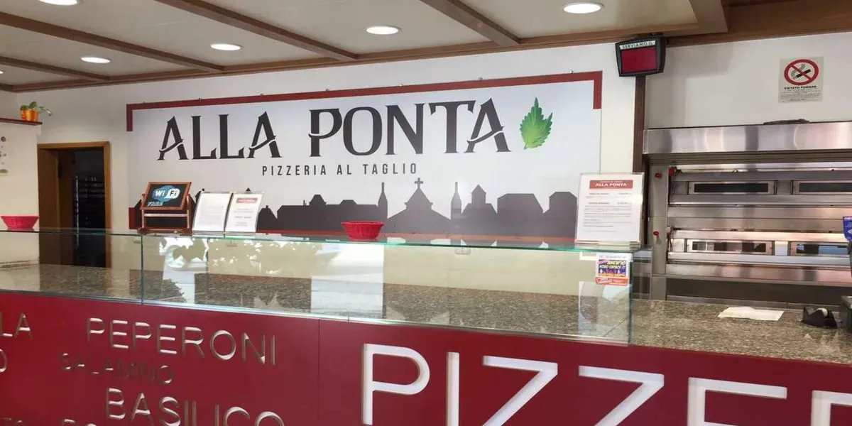 Il banco di Alla Ponta Pizzeria con l’insegna, a San Giovanni Lupatoto
