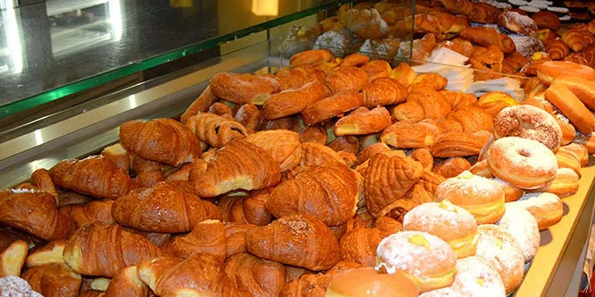 La vetrina dei cornetti e dei krapfen di Antico Forno Mazzini a Padova