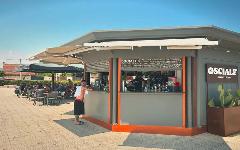 Il chiosco di Osciale Street Food ad Avola, con l’insegna