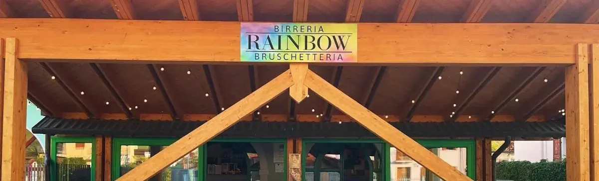 L’ingresso della Rainbow Birreria Bruschetteria ad Arsiè, con l’insegna
