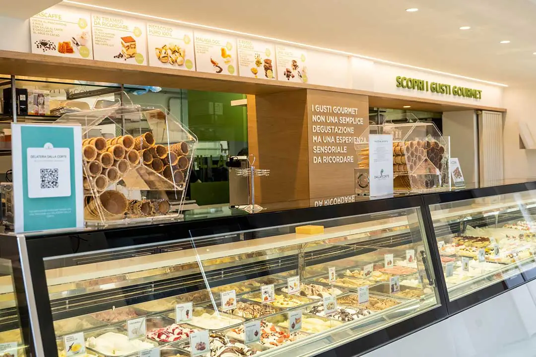 La vetrina dei gelati di Gelateria Dalla Corte