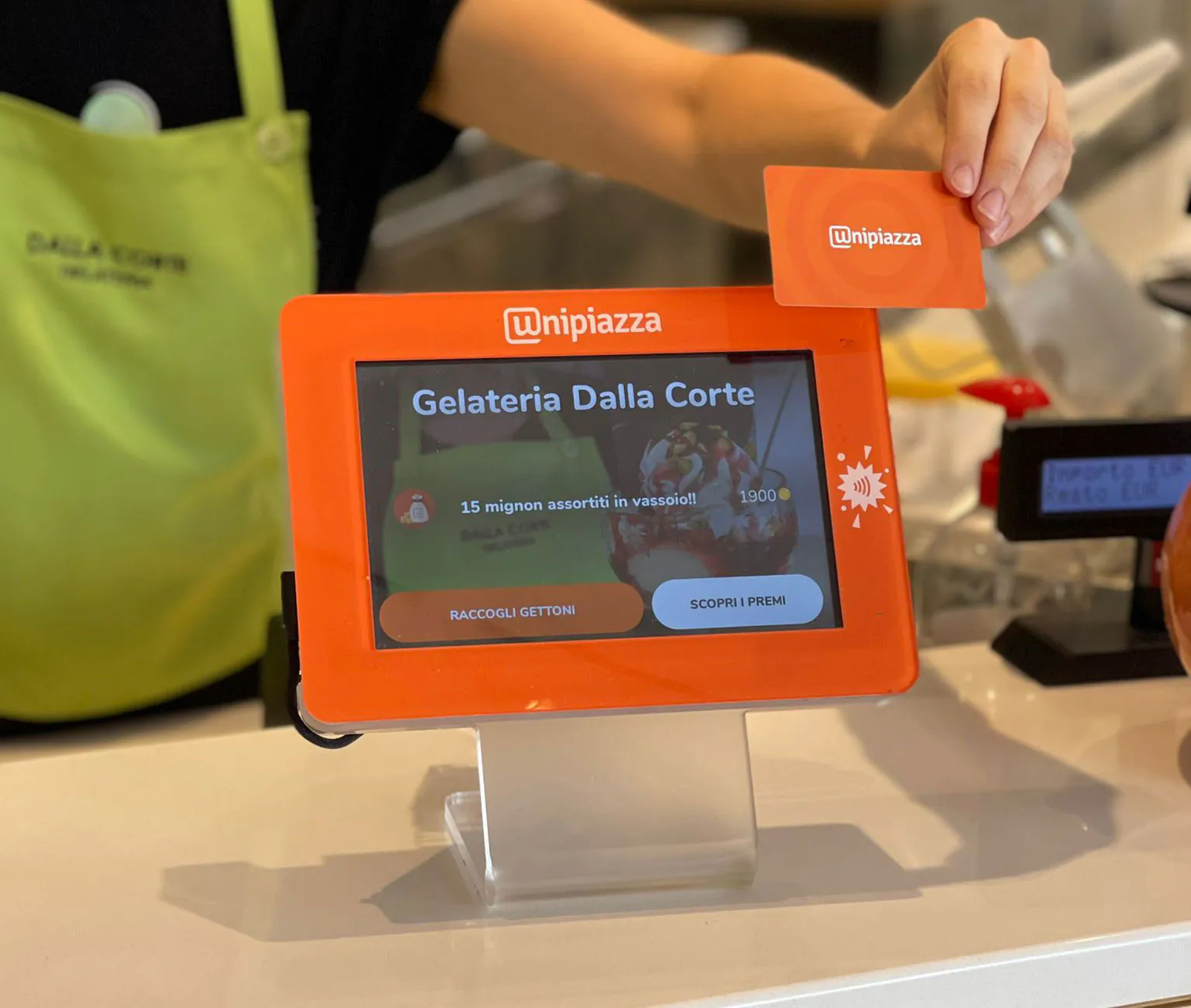 Una Tessera Fedeltà Unipiazza davanti al Chiosco di Gelateria Dalla Corte