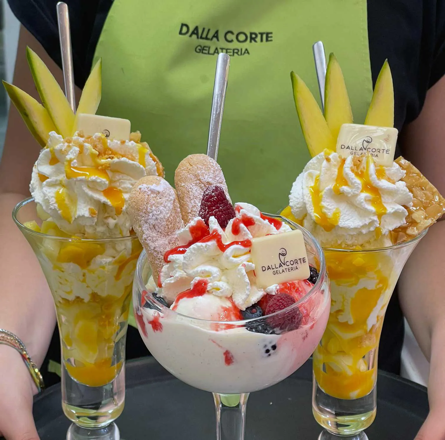 Tre coppe gelato con frutta fresca