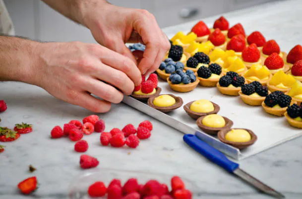 Crostatine alla frutta decorate a mano