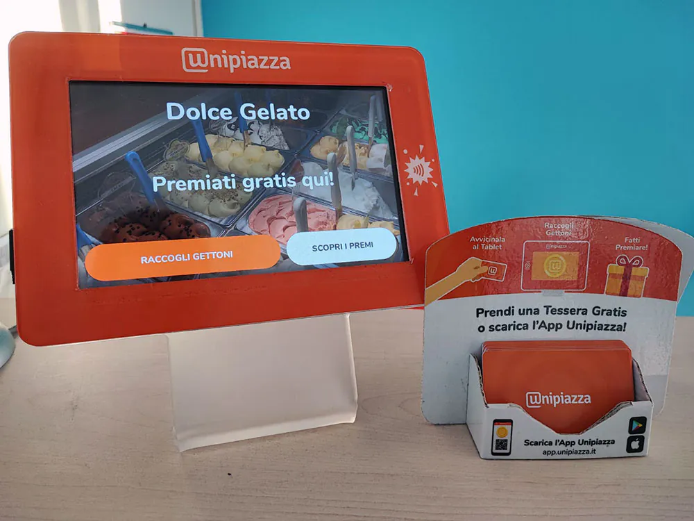 Il Chiosco Unipiazza di Dolce Gelato con l’espositore delle Tessere Fedeltà