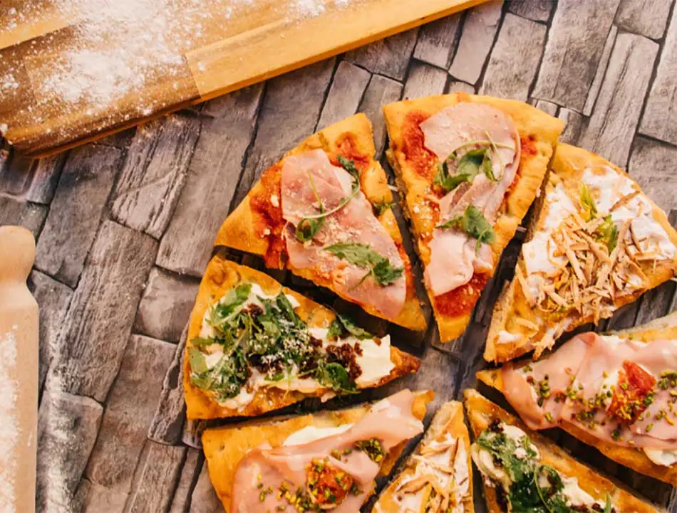Una pizza tagliata a spicchi