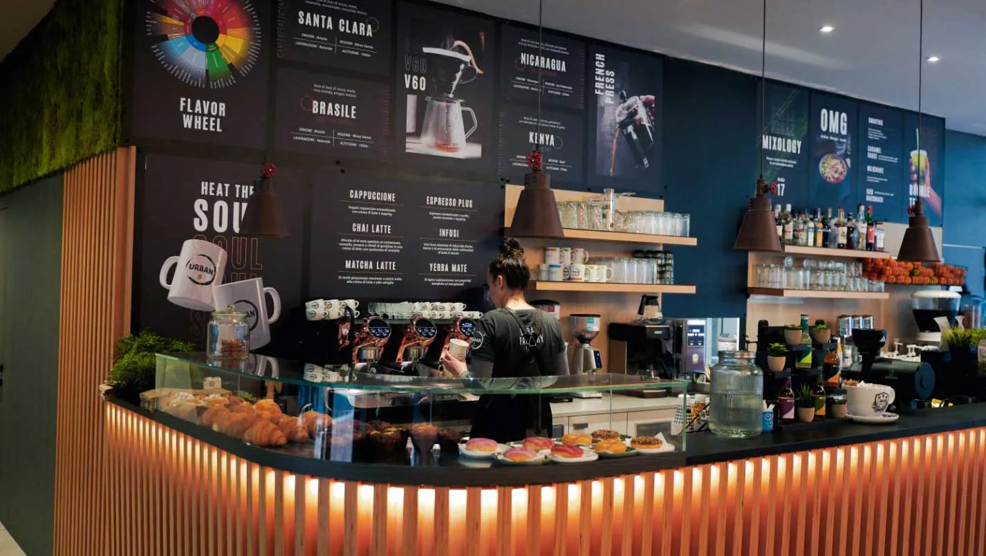Il bancone di Urban Coffee Lab con le lavagne del menu