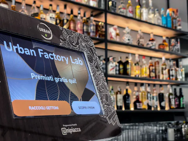 Il Chiosco Unipiazza davanti agli scaffali del bar