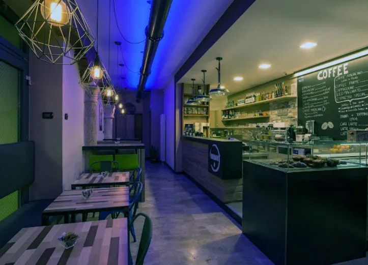 La sala di Urban Coffee Lab con le luci blu