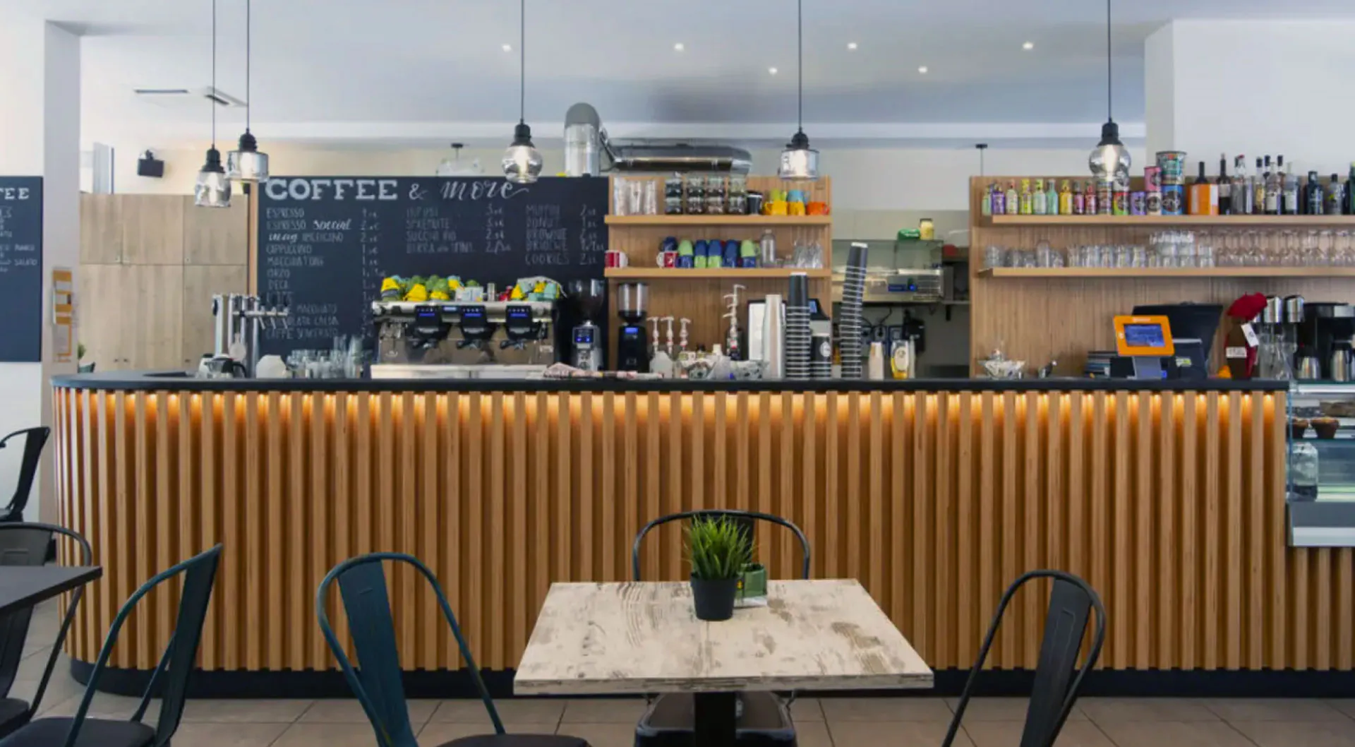 Il locale di Urban Coffee Lab a Trento, con il bancone in legno