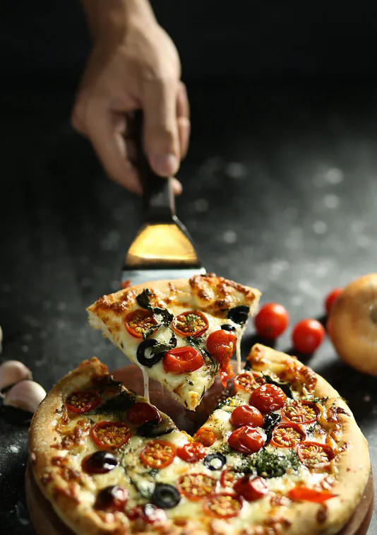 Una fetta di pizza appena sfornata