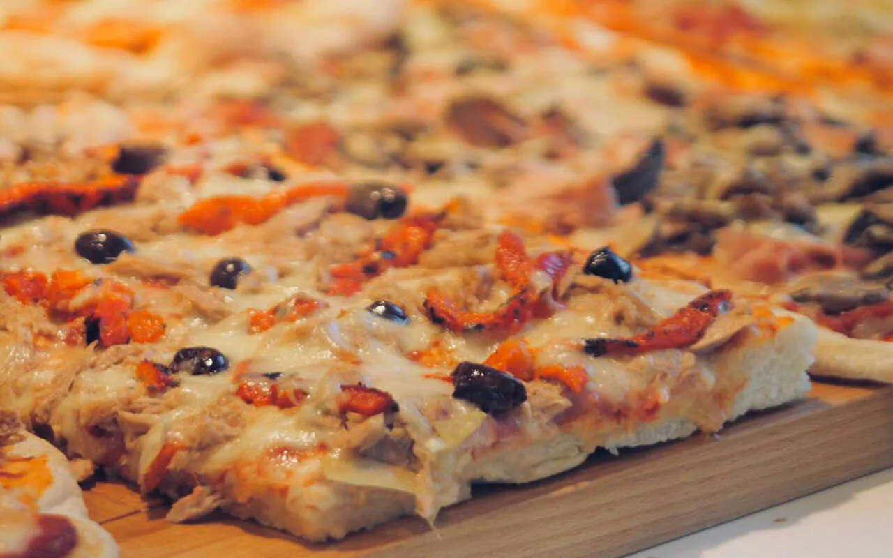 Pizza in teglia con pomodorini e olive